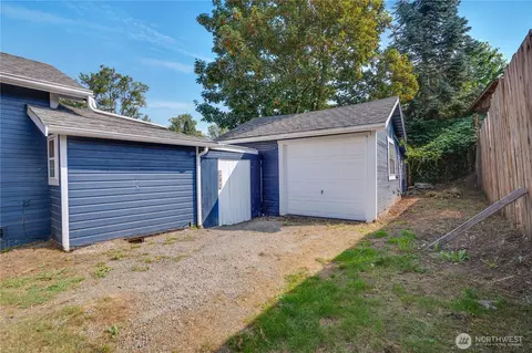 Exterior - 911 Hunt Ave, Sumner, WA 98390 photo 7 of 8
