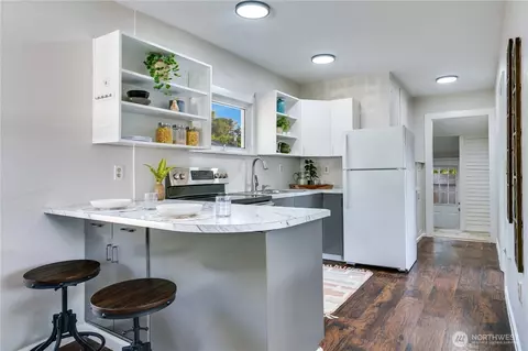 Kitchen - 911 Hunt Ave, Sumner, WA 98390 photo 1 of 2