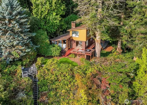 9482 Green Spot Pl NE, Bainbridge Island, WA 98110