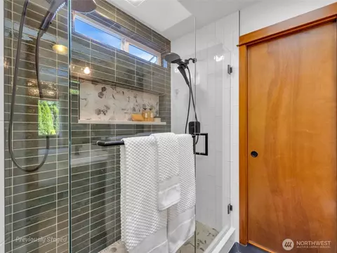 Bath - 4210 157th Pl SE, Bothell, WA 98012 photo 3 of 4
