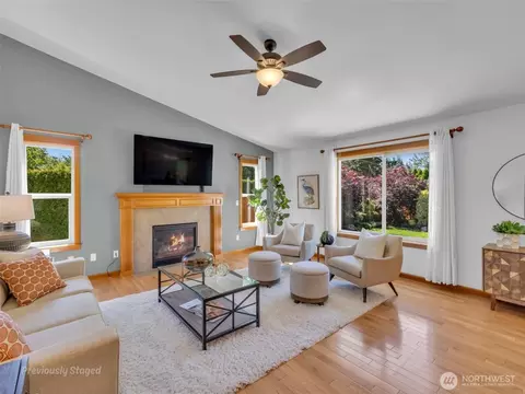 Living - 4210 157th Pl SE, Bothell, WA 98012 photo 3 of 4