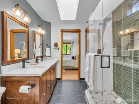 Bath - 4210 157th Pl SE, Bothell, WA 98012 photo 2 of 4