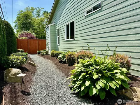 Exterior - 4210 157th Pl SE, Bothell, WA 98012 photo 10 of 12