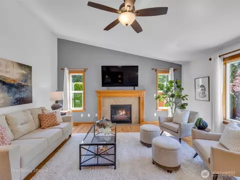 Living - 4210 157th Pl SE, Bothell, WA 98012 photo 4 of 4