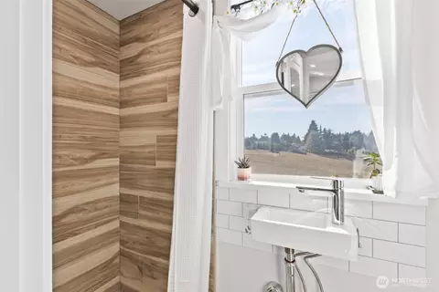 Bath - 135 Edgington Dr, Sequim, WA 98382 photo 4 of 5