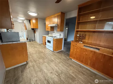 Kitchen - 520 Sumner Ave #524, Sumner, WA 98390 photo 2 of 3