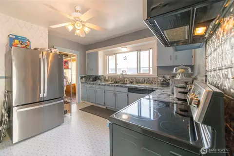 Kitchen - 1111 Maple St, Everett, WA 98201 photo 3 of 4