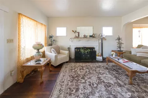 Living - 1111 Maple St, Everett, WA 98201 photo 1 of 2