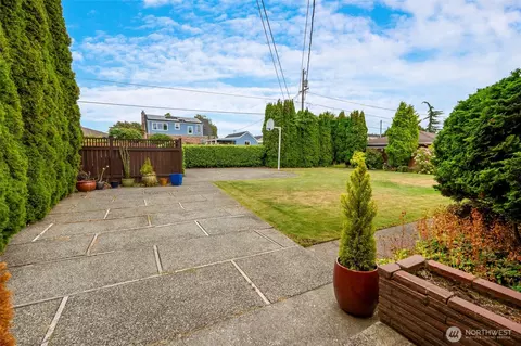 Exterior - 811 Rucker Ave, Everett, WA 98201 photo 3 of 6