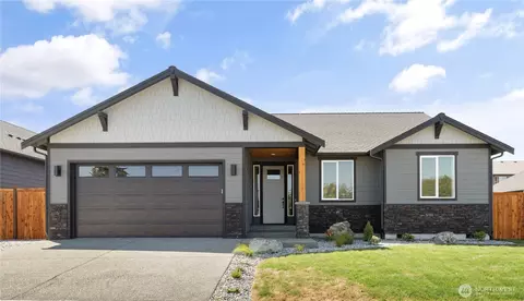 825 NW Shire St, Oak Harbor, WA 98277
