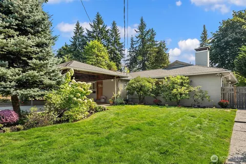 8439 SE 39th St, Mercer Island, WA 98040