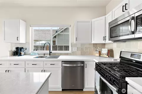 Kitchen - 221 Riggs Dr E, Enumclaw, WA 98022 photo 2 of 6