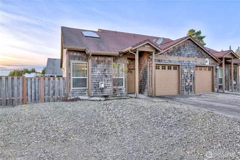 138 28th St NW, Long Beach, WA 98631