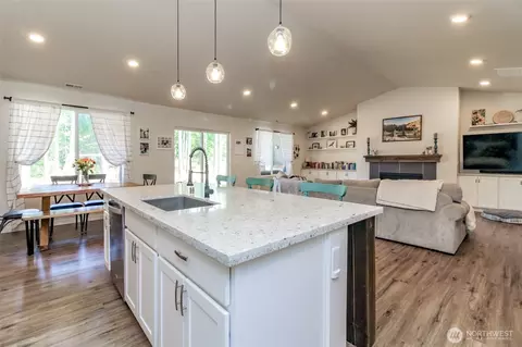 Kitchen - 19211 Patterson Rd E, Orting, WA 98360 photo 3 of 4