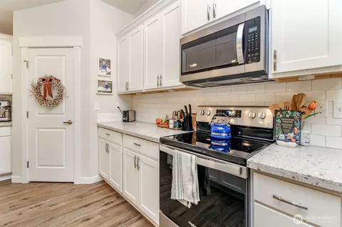 Kitchen - 19211 Patterson Rd E, Orting, WA 98360 photo 4 of 4