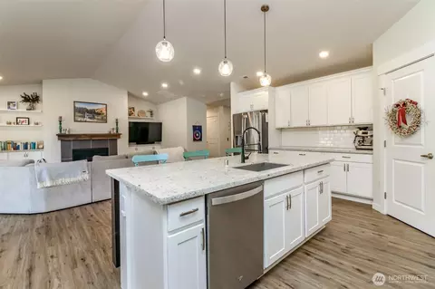 Kitchen - 19211 Patterson Rd E, Orting, WA 98360 photo 2 of 4