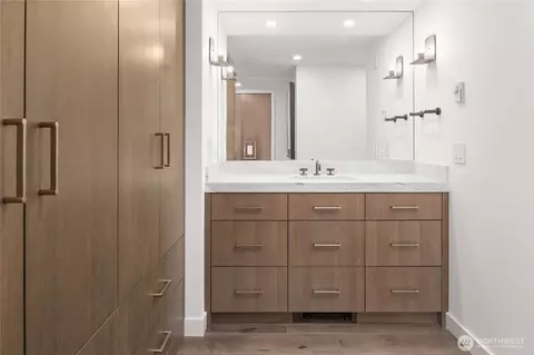 Bath - 1620 43rd Ave E #5B, Seattle, WA 98112 photo 1 of 1