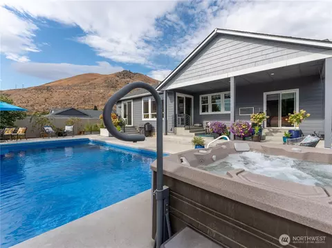 1767 Brambling Brae Ln, Wenatchee, WA 98801
