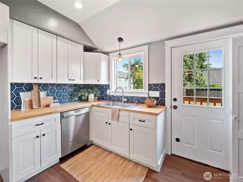 Kitchen - 1637 Marion St, Enumclaw, WA 98022 photo 3 of 3