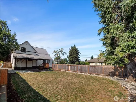 Exterior - 1637 Marion St, Enumclaw, WA 98022 photo 6 of 9