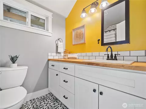 Bath - 1637 Marion St, Enumclaw, WA 98022 photo 2 of 4