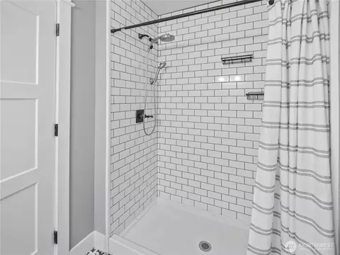 Bath - 1637 Marion St, Enumclaw, WA 98022 photo 3 of 4