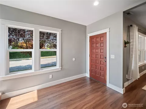 Entry Way - 1637 Marion St, Enumclaw, WA 98022 photo 1 of 2