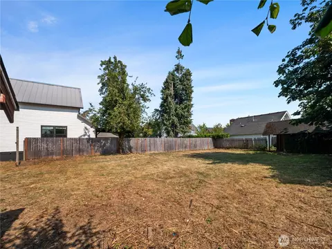 Exterior - 1637 Marion St, Enumclaw, WA 98022 photo 4 of 9