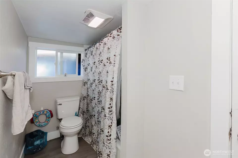 Bath - 2824 Robin Ave, Bremerton, WA 98310 photo 2 of 3