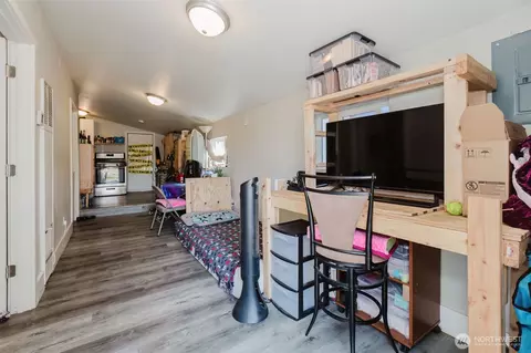 Entry Way - 2824 Robin Ave, Bremerton, WA 98310 photo 1 of 4