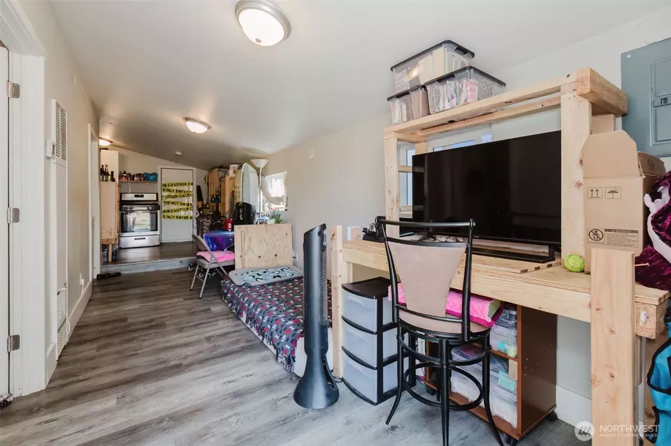 Entry Way - 2824 Robin Ave, Bremerton, WA 98310 photo 1 of 4