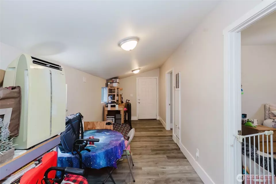 Entry Way - 2824 Robin Ave, Bremerton, WA 98310 photo 3 of 4