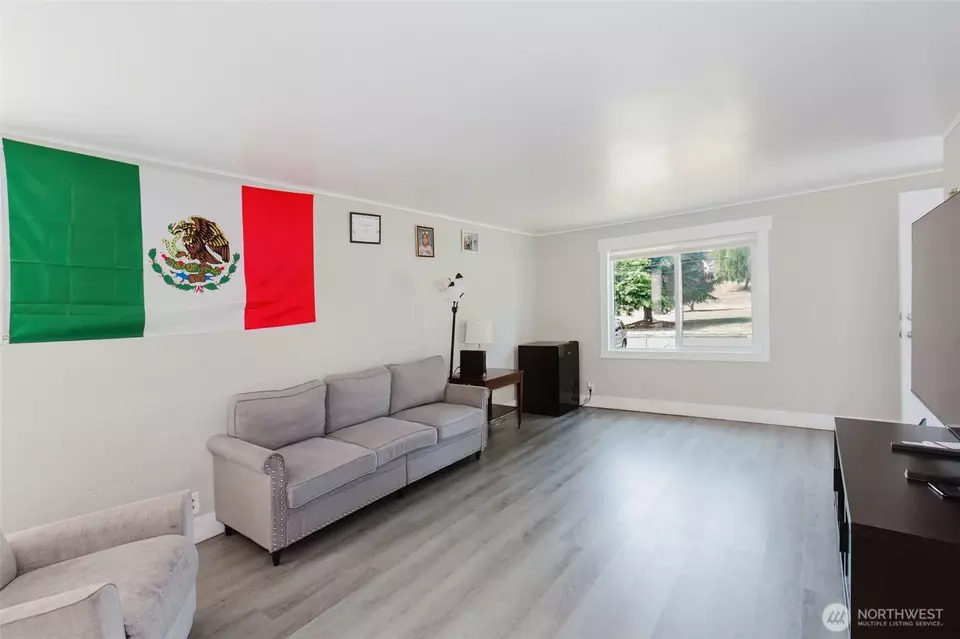 Living - 2824 Robin Ave, Bremerton, WA 98310 photo 1 of 2