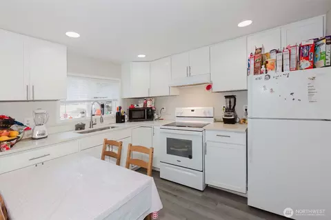 Kitchen - 2824 Robin Ave, Bremerton, WA 98310 photo 1 of 2