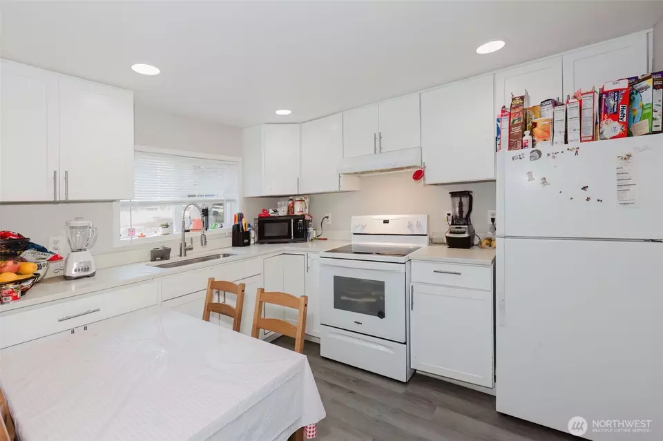 Kitchen - 2824 Robin Ave, Bremerton, WA 98310 photo 1 of 2