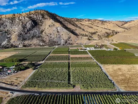 263 Oliver Ln, Chelan, WA 98816