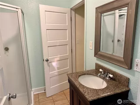 Bath - 2025 Neilsen Ave, Enumclaw, WA 98022 photo 1 of 4
