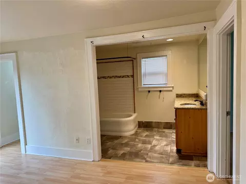 Bath - 2025 Neilsen Ave, Enumclaw, WA 98022 photo 3 of 4