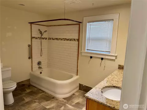 Bath - 2025 Neilsen Ave, Enumclaw, WA 98022 photo 4 of 4