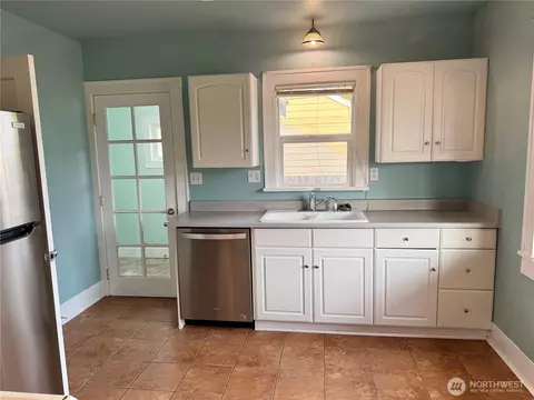Kitchen - 2025 Neilsen Ave, Enumclaw, WA 98022 photo 2 of 2