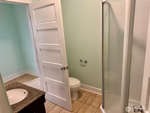 Bath - 2025 Neilsen Ave, Enumclaw, WA 98022 photo 2 of 4