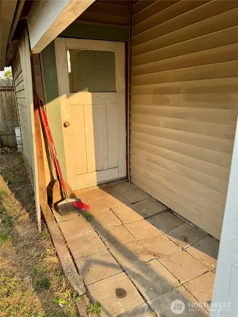 Exterior - 2025 Neilsen Ave, Enumclaw, WA 98022 photo 5 of 12