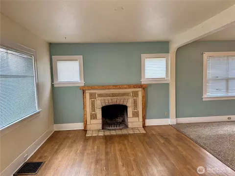 Living - 2025 Neilsen Ave, Enumclaw, WA 98022 photo 1 of 4
