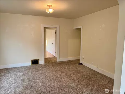 Living - 2025 Neilsen Ave, Enumclaw, WA 98022 photo 3 of 4