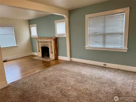 Living - 2025 Neilsen Ave, Enumclaw, WA 98022 photo 2 of 4