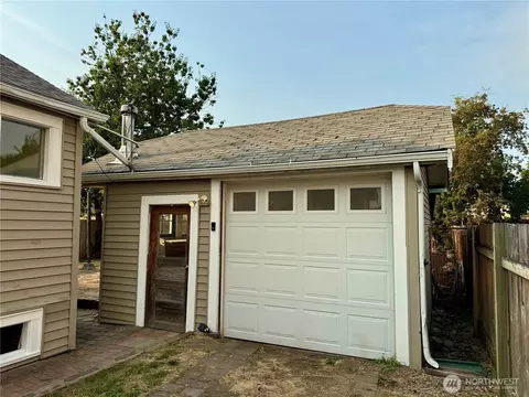 Exterior - 2025 Neilsen Ave, Enumclaw, WA 98022 photo 4 of 12