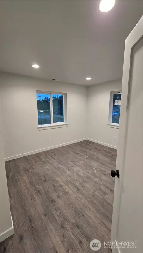 Bedroom - 400 E Mclane Cove Dr, Grapeview, WA 98546 photo 1 of 2