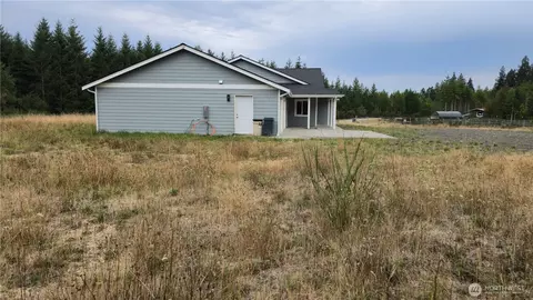 Exterior - 400 E Mclane Cove Dr, Grapeview, WA 98546 photo 5 of 12