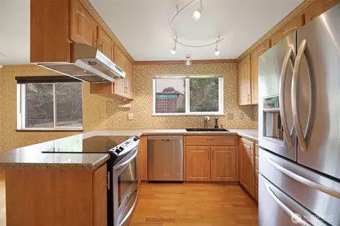 Kitchen - 7206 6th Ave W, Everett, WA 98203 photo 2 of 4