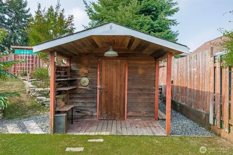 Exterior - 7206 6th Ave W, Everett, WA 98203 photo 6 of 11
